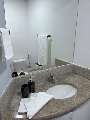 Douche, serviettes fournies, savon, papier toilette