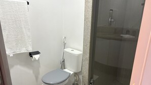 تجهيزات دش، مناشف، صابون، ورق حمّام