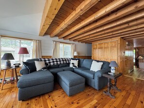 Living area - Loon’s Landing on Milton 3 Ponds (Lebanon)