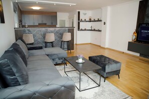 Living area - Sarajevo City View with parking (Sarajevo)