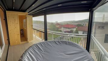 3 bedrooms, iron/ironing board, internet, bed sheets