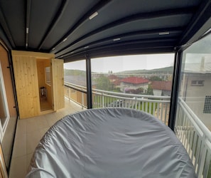 3 bedrooms, iron/ironing board, internet, bed sheets