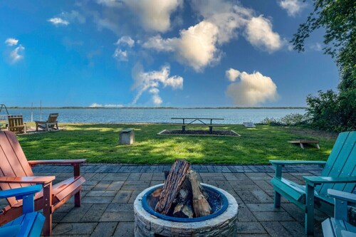 Waterfront 2BR Nautical Cottage on Grass Lake - Hot Tub, Firepit & Year-Round Fun