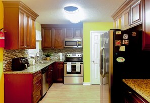 Een microgolfoven, een oven, een vaatwasser