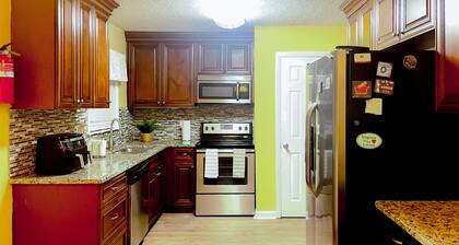 Spacious Family Stay, Large Dining, 3 Cozy Bedrooms, Home Near Buckroe Beach