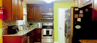 Spacious Family Stay, Large Dining, 3 Cozy Bedrooms, Home Near Buckroe Beach