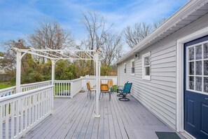 Outdoor dining - Spacious Family Stay, Large Dining, 3 Cozy Bedrooms, Home Near Buckroe Beach (Hampton)
