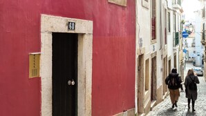 A narrow cobblestone street with buildings on either side. - Fado Soul Stay - Walk to Terreiro do Paço, bustling with fado (Lisboa)