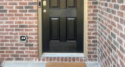 Spacious 5-bedroom house in lovely Stonecrest with AC