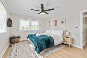 5 bedrooms, iron/ironing board, free WiFi, bed sheets - Fox Island Lakefront Retreat (Lakeview)