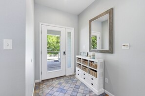 Interior - Coast to Coast:Dog Friendly, Private Pool, Hot Tub, Community Amenities (Corolla)