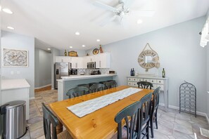 Dining - Coast to Coast:Dog Friendly, Private Pool, Hot Tub, Community Amenities (Corolla)