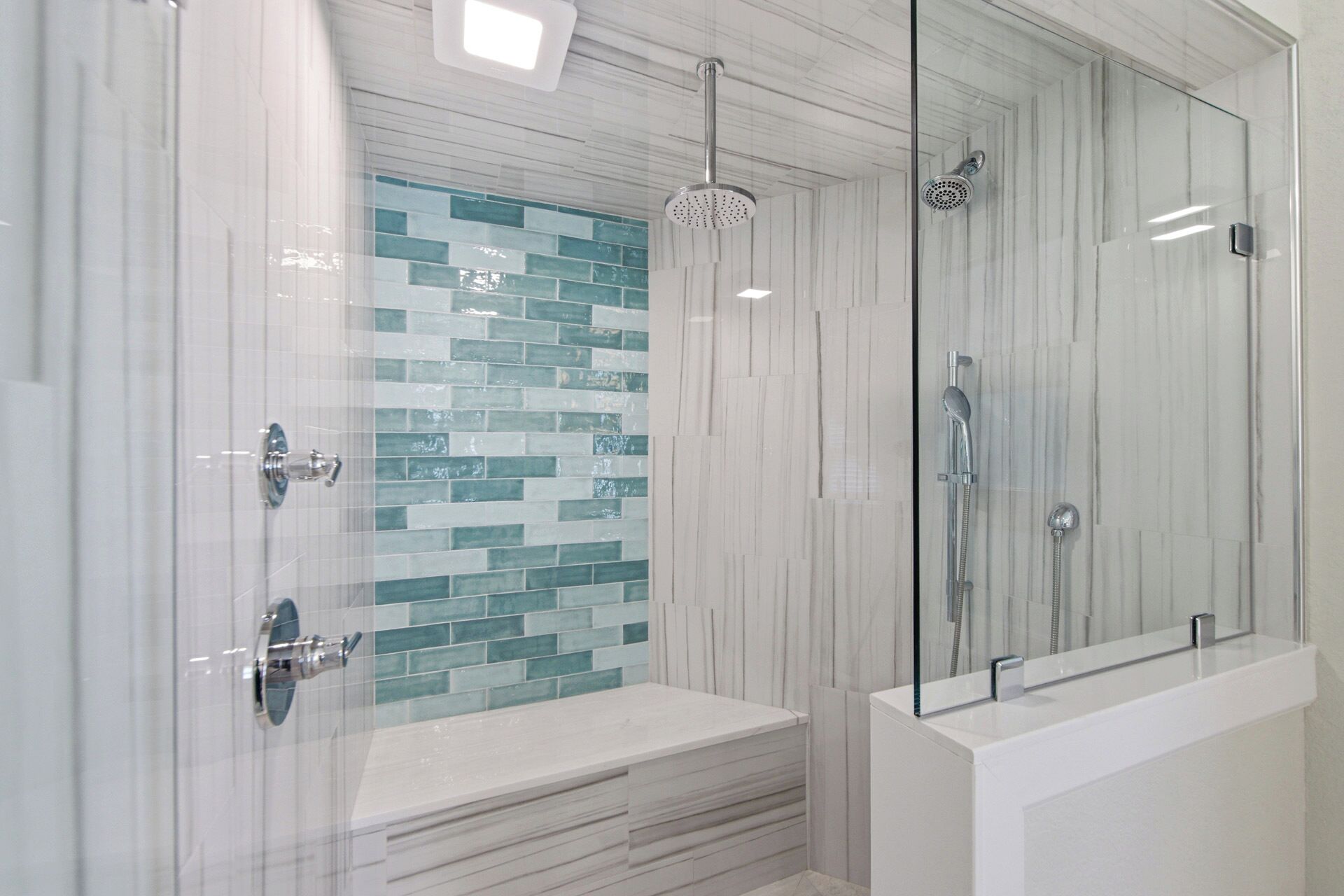 Een douche, een bubbelbad, handdoeken