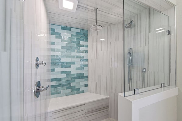Shower, jetted bath, towels