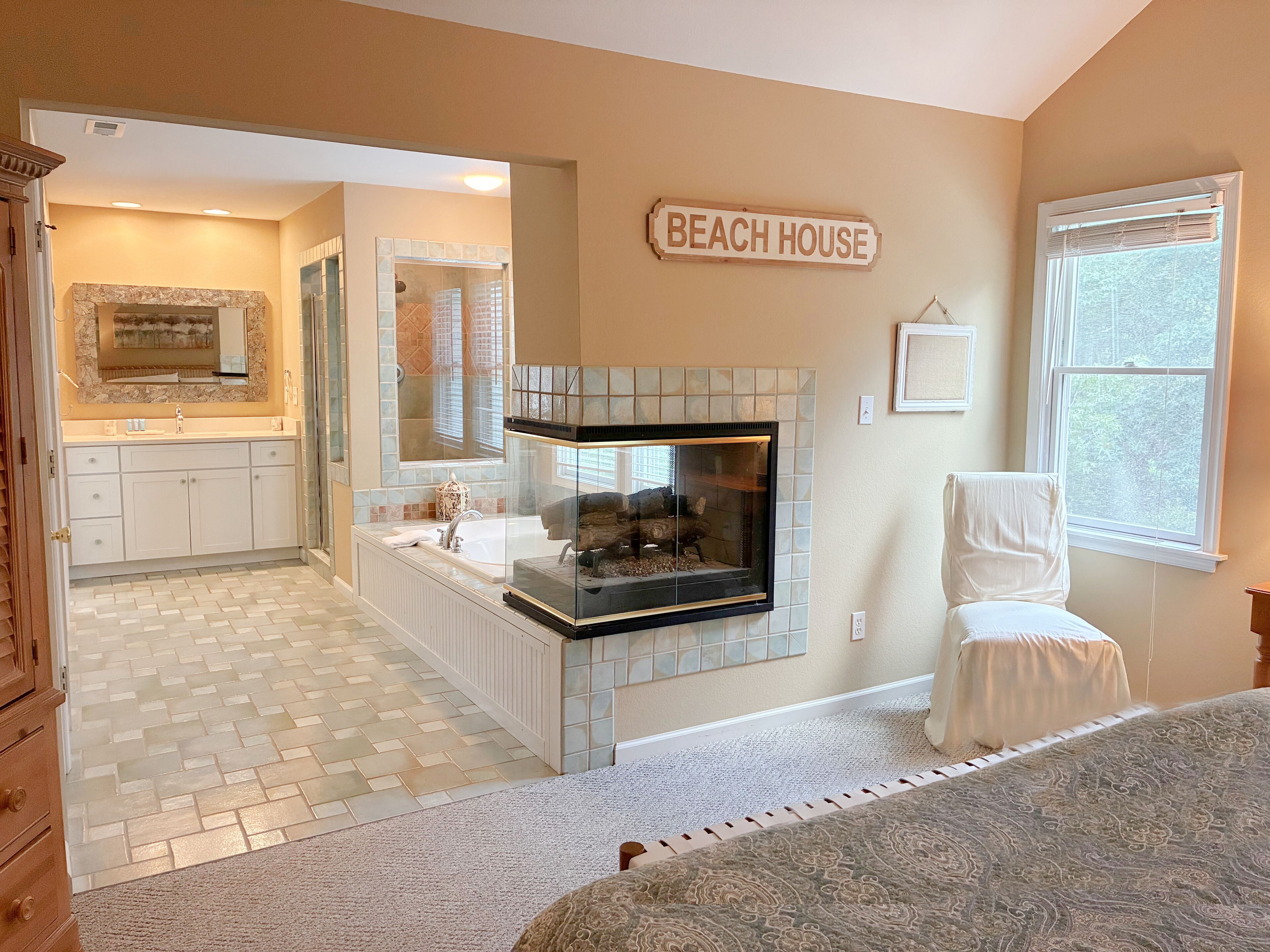 4 makuuhuonetta, silitysrauta/-lauta, ilmainen Wi-Fi, vuodevaatteet