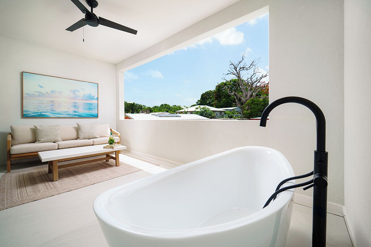 Un baño moderno con una bañera independiente, un ventilador de techo, un ventanal con vistas al exterior y un diseño minimalista.