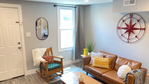 TV - Chic Spacious Downtown Home - 5 Mins To Frederick Health Hospital & Fort Detrick (Frederick)