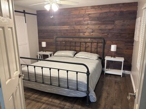 3 bedrooms, travel crib, free WiFi, bed sheets - Deer Run Retreat, 2 miles from ORV/Snowmobile Trail 422 (Munising)