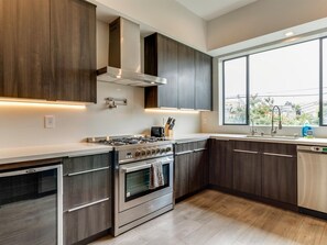 Private kitchen - Luxury Modern 4 Bed 3 Bath Home with Rooftop Deck #5 (Los Angeles)