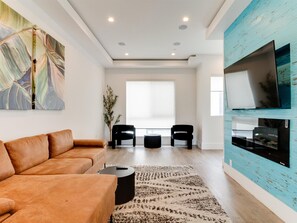 Living area - Luxury Modern 4 Bed 3 Bath Home with Rooftop Deck #5 (Los Angeles)