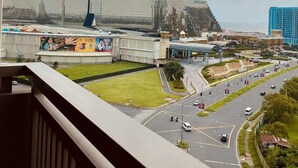 Una veduta di un edificio moderno con un ampio parcheggio e una strada che vi conduce.