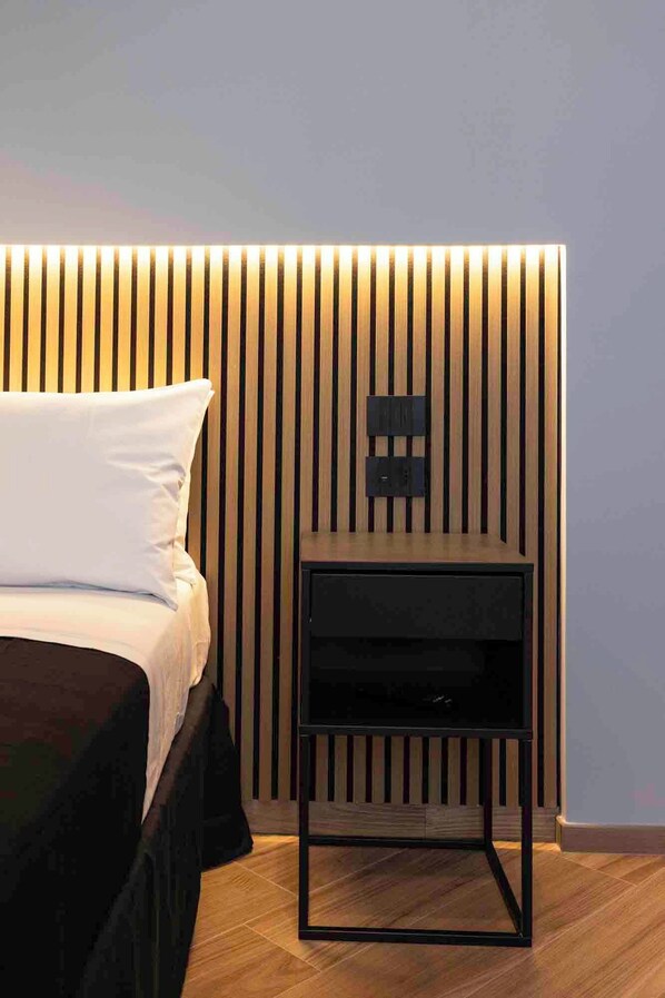 غرفة مزدوجة عائلية - منظر للمدينة | خزنة داخل الغرفة وستائر تعتيم وتجهيزات عازلة للصوت ومكواة/لوح كي