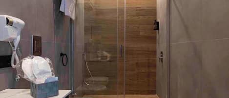 Chambre familiale double, vue sur la ville | Salle de bain | Séchoir à cheveux, pantoufles, serviettes fournies, savon