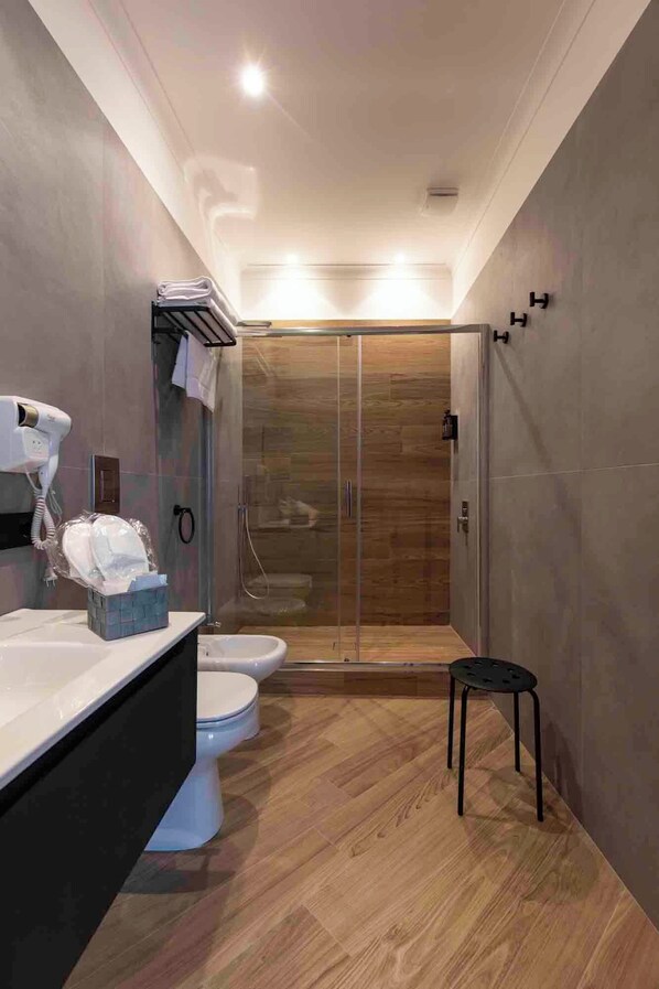 Family Double Room, City View | Bathroom | Hair dryer, slippers, towels, soap - Dillo alla luna luxury apartament (Naples)