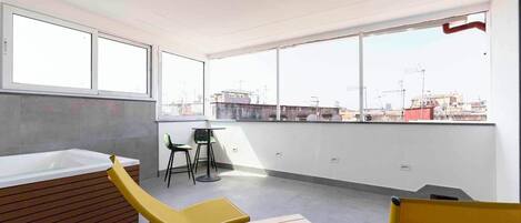 Deluxe tweepersoonskamer, uitzicht op de stad | Terras