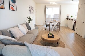 Smart TV - Lovely 4-bedroom house with AC in Sacramento (Sacramento)