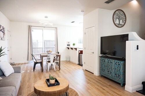 Lovely 4-bedroom house with AC in Sacramento