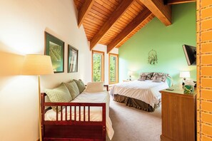 4 bedrooms, iron/ironing board, free WiFi, bed sheets