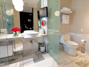 Dusche, Whirlpool, Haartrockner, Handtücher