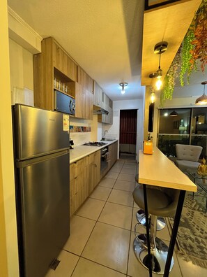 Microondas, horno y placa de cocina