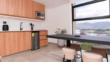 Mini réfrigérateur, micro-ondes, four, plaque de cuisson