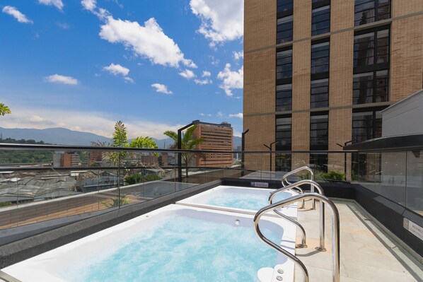Outdoor spa tub