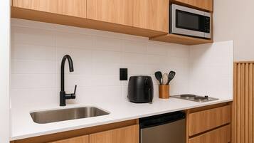 Mini-Kühlschrank, Mikrowelle, Ofen, Herdplatte