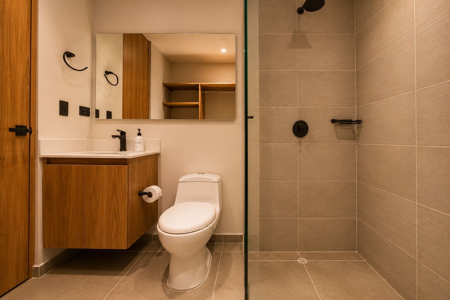 Une salle de bain moderne équipée de toilettes, d’un lavabo et d’une douche.