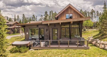 Luxury Moonlight Basin Cabin with Ski-In/Ski-Out Access, Hot Tub & Mountain Views