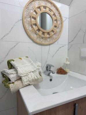 Sèche-cheveux, serviettes fournies, savon, papier toilette