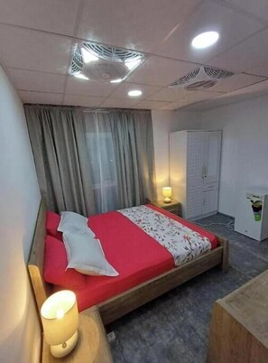 1 habitación, tabla de planchar con plancha, wifi y ropa de cama 