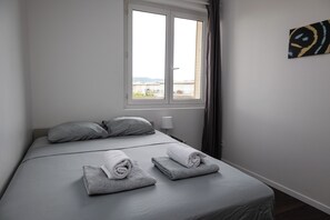 3 quartos, ferros/tábuas de passar roupa, Wi-Fi, roupa de cama