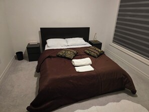 3 bedrooms, desk, iron/ironing board, free WiFi - Cozy 3-Bed Townhouse|Near Convenience, Trails  Attractions|Free Parking|Hwy 7/8 (Kitchener)