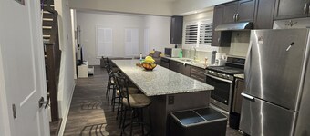 Cozy 3-Bed home with free Parking & Wifi. Near Convenience, Trails, Attractions