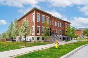 Exterior - Cozy 3-Bed Townhouse|Near Convenience, Trails  Attractions|Free Parking|Hwy 7/8 (Kitchener)