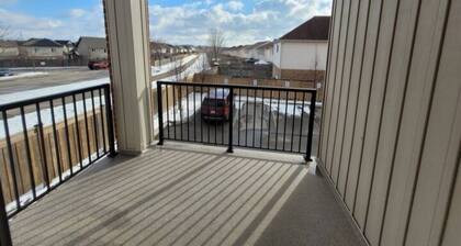 The perfect Cozy Townhouse Near Every Convenience, Trails and Attractions!