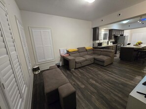 Smart TV - Cozy 3-Bed Townhouse|Near Convenience, Trails  Attractions|Free Parking|Hwy 7/8 (Kitchener)