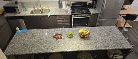 Coffee/tea maker, fridge, microwave, oven