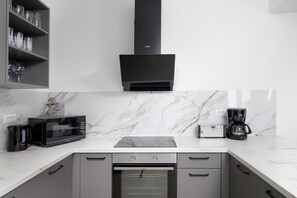 Geladeira, micro-ondas, fogão, cooktop