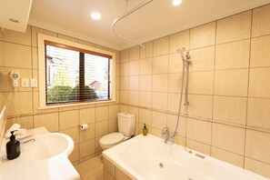 Ein Badezimmer mit Badewanne, Toilette und Waschbecken.